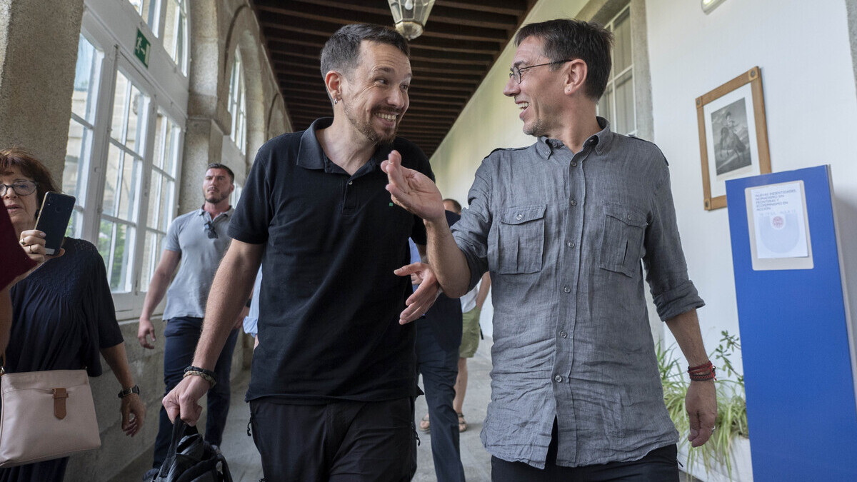 El exvicepresidente del Gobierno de España, Pablo Iglesias (i) y el cofundador de Podemos, Juan Carlos Monedero (d), el pasado 18 de julio en un curso de verano.