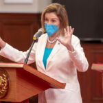 Nancy Pelosi dando un discurso en Taiwán
