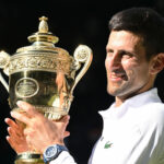 Novak Djokovic con el trofeo de Wimbledon