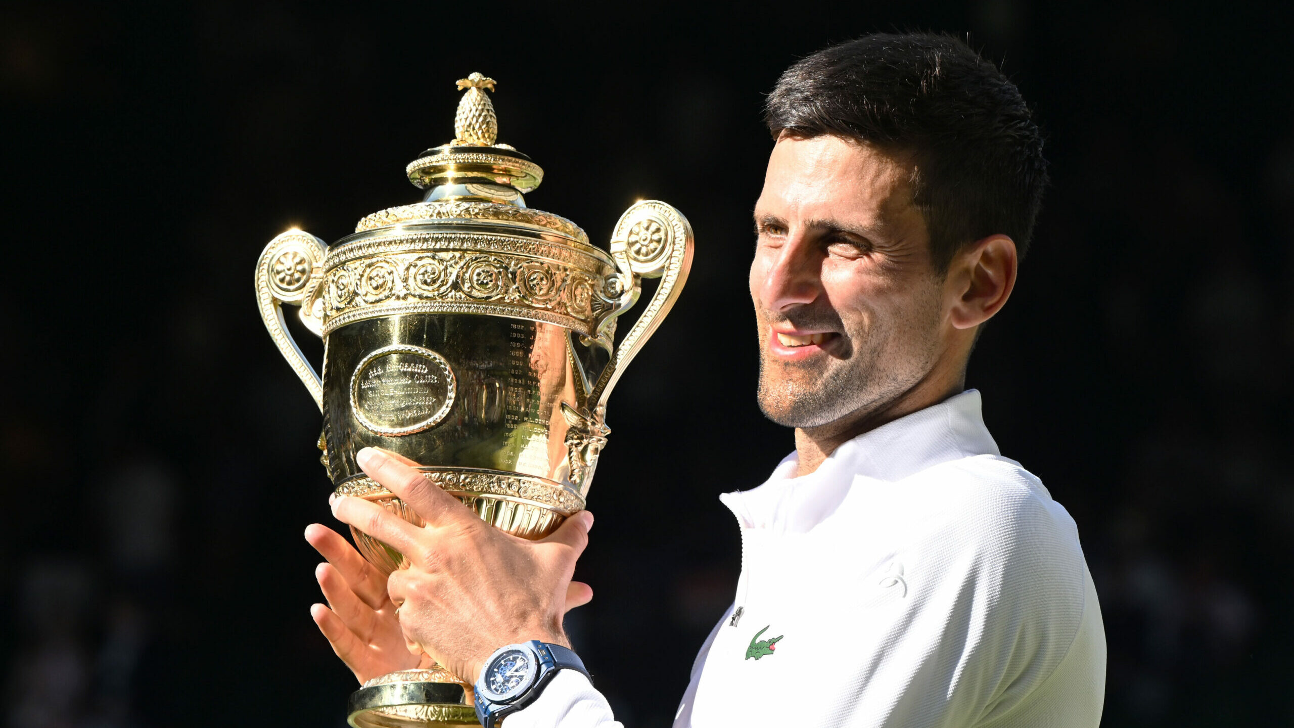 Novak Djokovic con el trofeo de Wimbledon