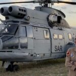 La capitán Amanda García Oliva, junto a un helicóptero Súper Puma