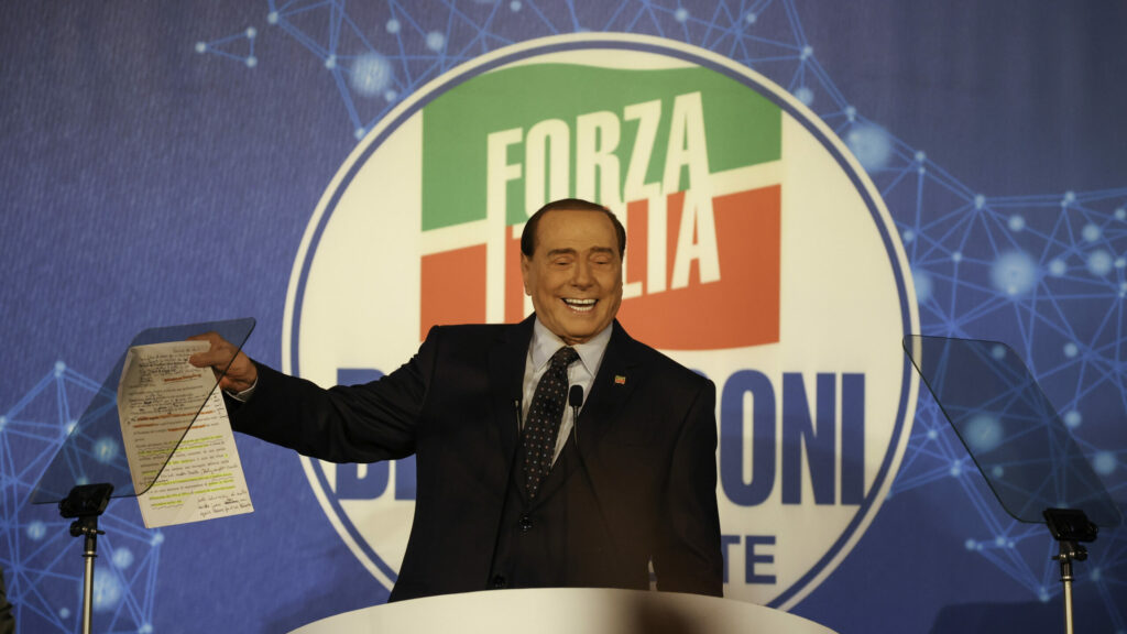 Berlusconi ironiza pidiendo el voto para el Partido Comunista en un vídeo de campaña