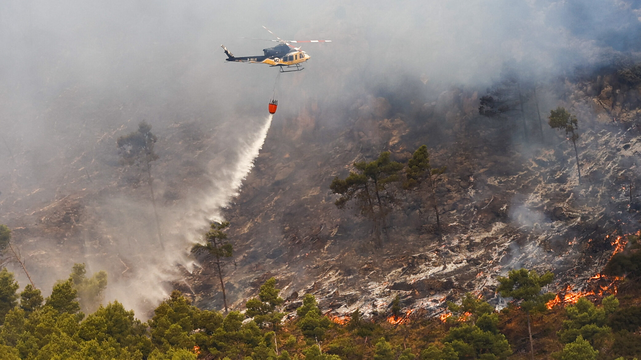 Las labores de extinción del incendio de Bejís (Castellón), continúa activo. EFE/ Domenech Castelló