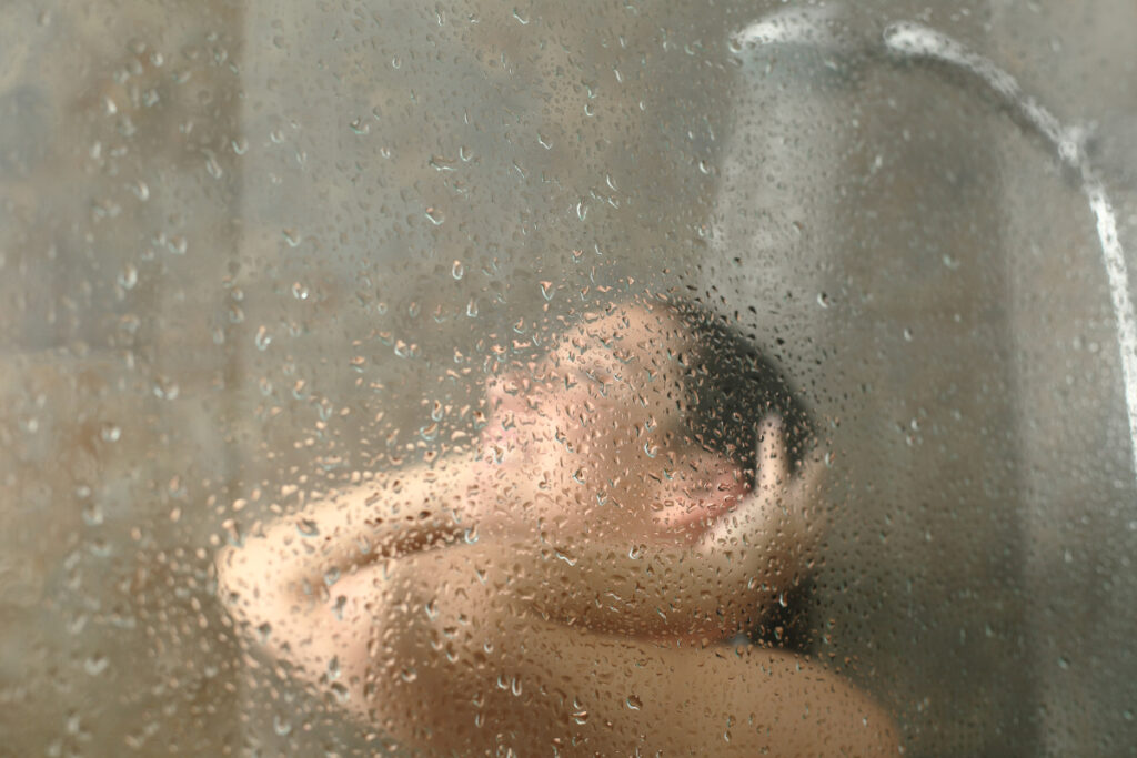 Agua fría o caliente, ¿cómo debe ser la ducha perfecta para combatir el calor?