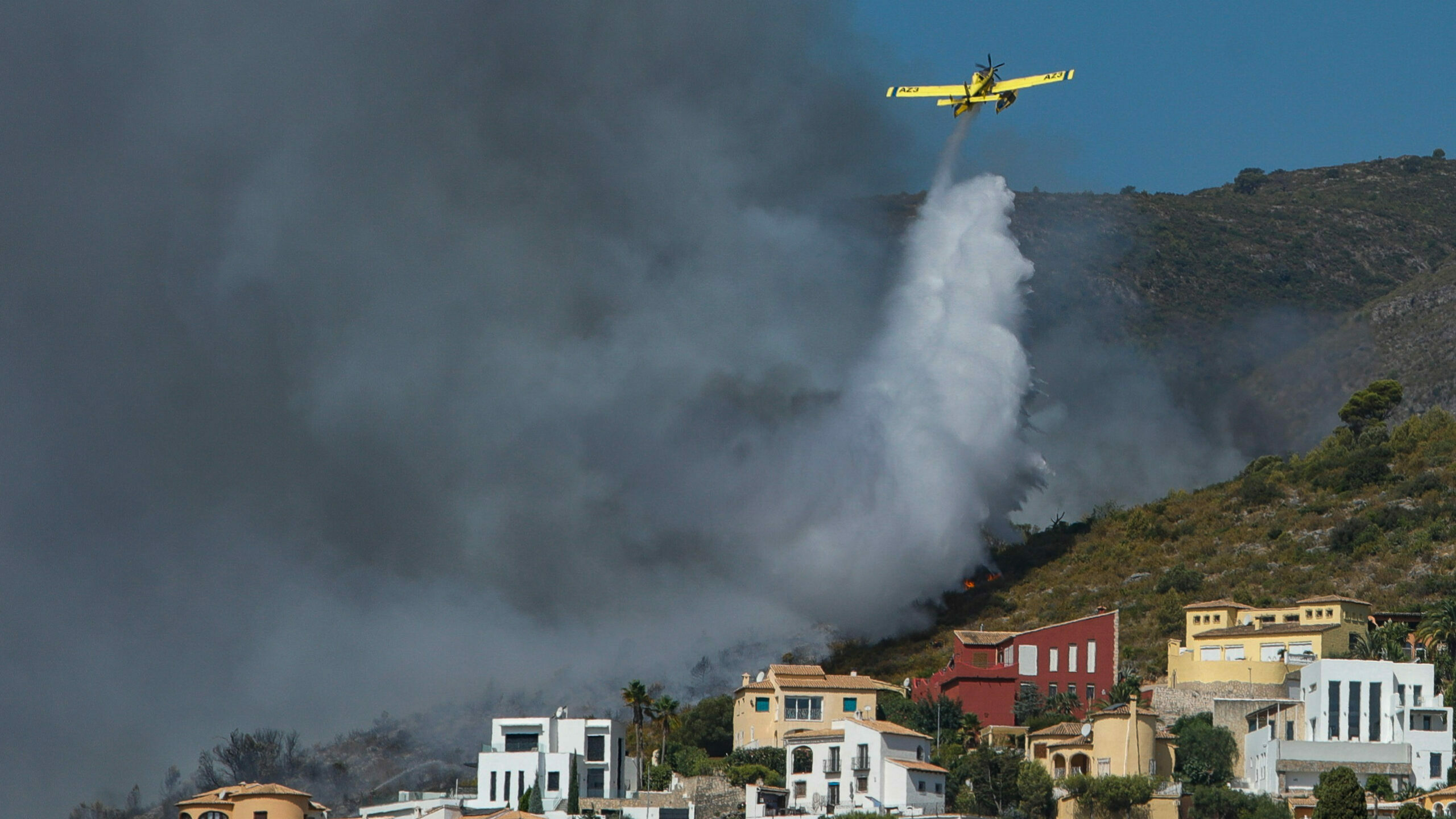 El incendio forestal en Vall d'Ebo (Alicante) y que ha obligado al desalojo de cerca de un millar de personas, continúa activo. EFE/Natxo Francés