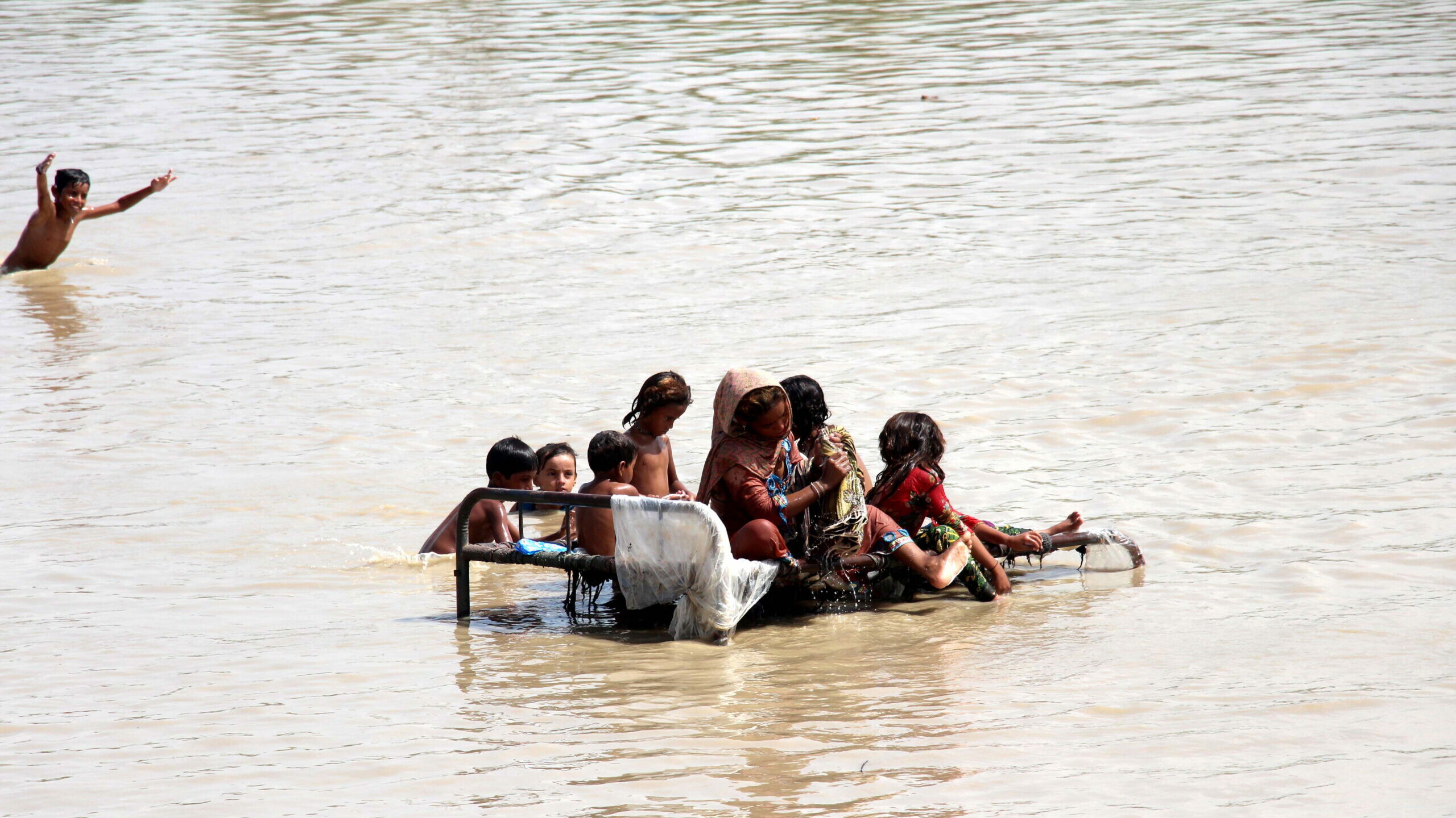 Personas afectadas por las inundaciones esperan ayuda en Sukkur, provincia de Sindh, Pakistán. EFE/ Waqar Hussain