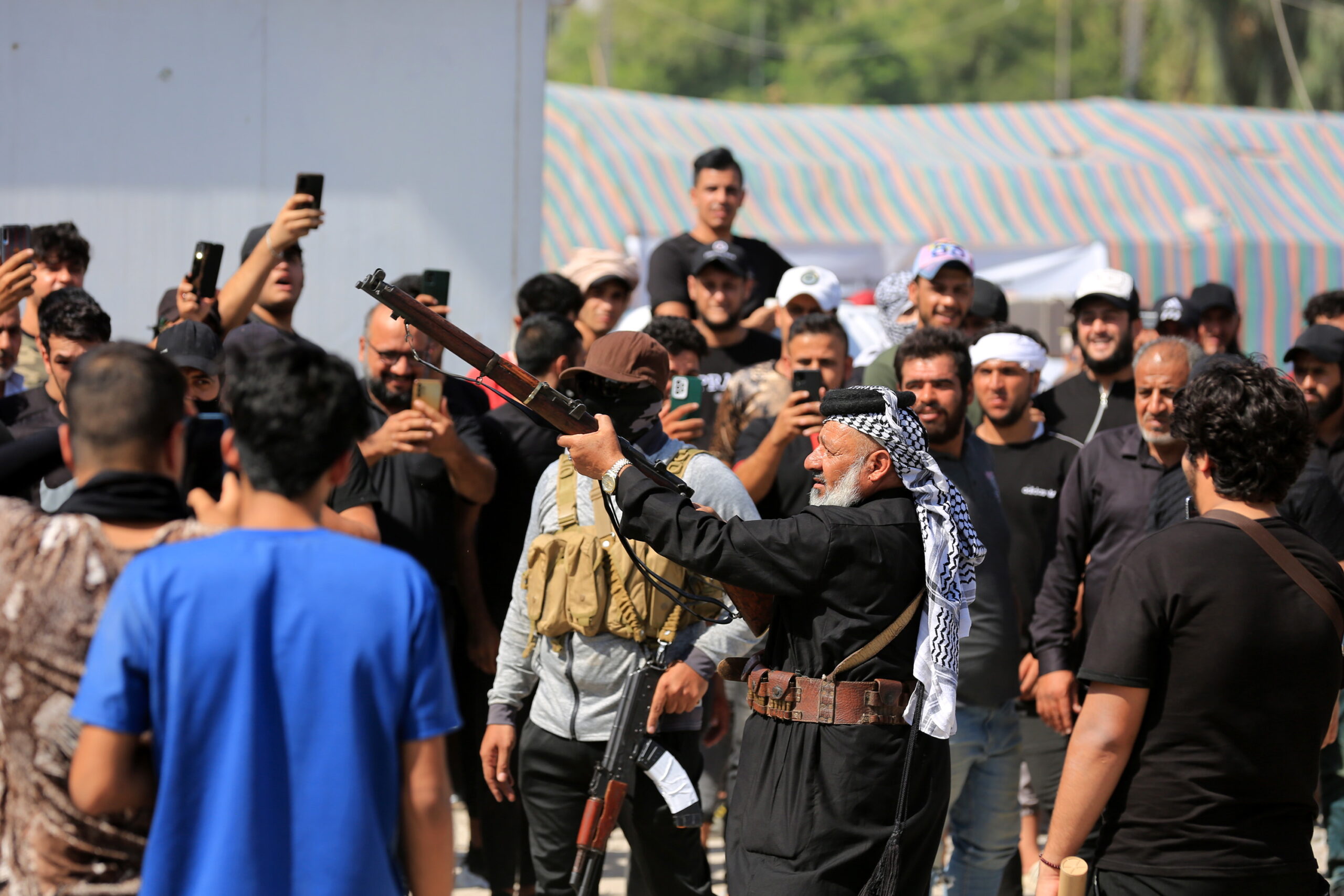 Milicias chiítas en las manifestaciones que han sumido Bagdad en el caos