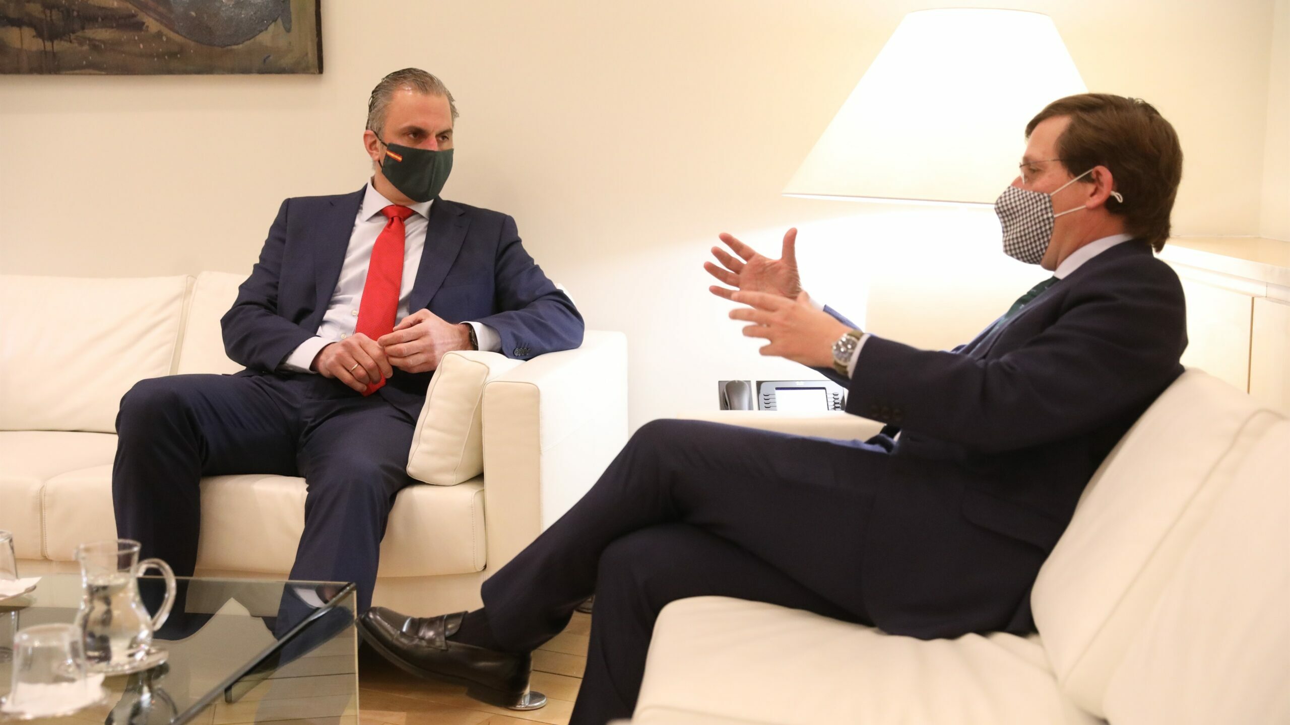 Javier Ortega Smith con el alcalde de Madrid, José Luis Martínez-Almeida/ Europa Press.
