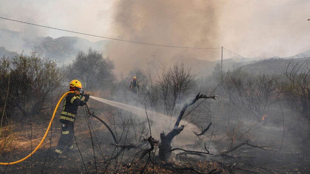 El virulento incendio de Alicante sigue activo y el de Zaragoza, estabilizado