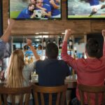 Clientes viendo el fútbol en el bar
