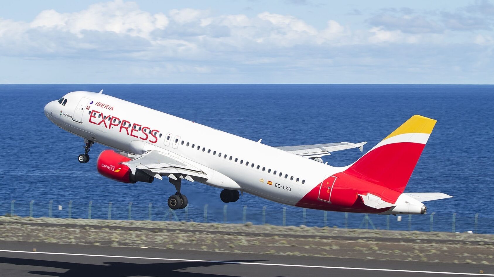 IAG: Iberia Express cancela 92 los vuelos ante la huelga de tripulantes que comienza este domingo