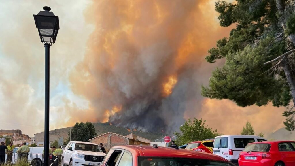 Un bombero herido y tres personas en estado grave por el incendio de Bejís (Castellón)
