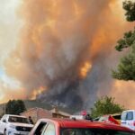 Un bombero resulta herido y desalojan otro pueblo por el incendio de Bejís (Castellón)