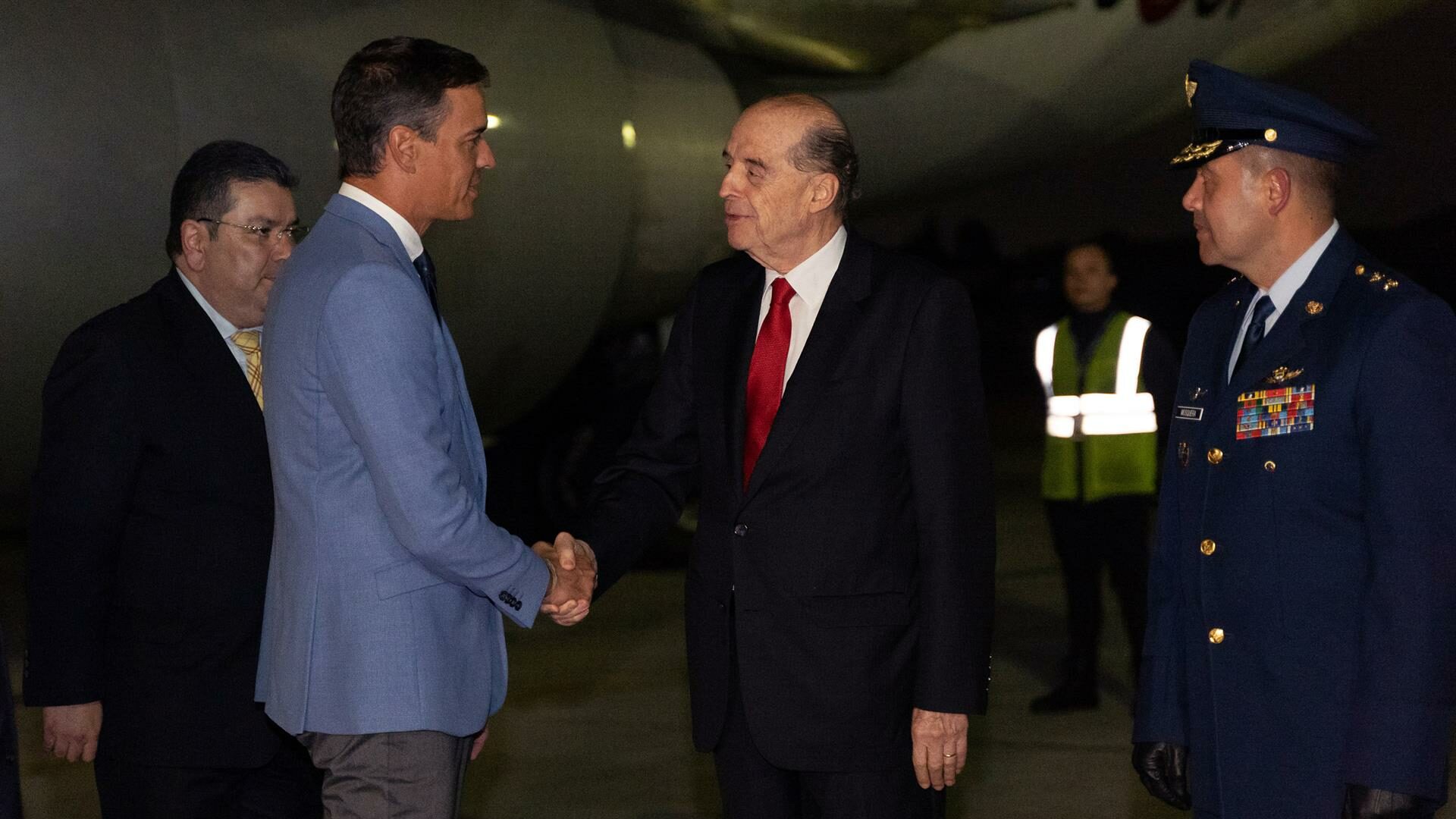 Sánchez llega a Bogotá para trasladar su "pleno apoyo" a la política de izquierdas de Petro