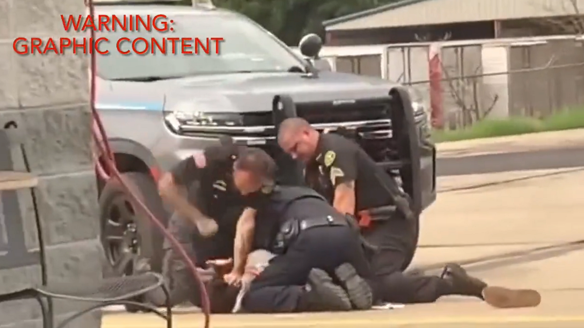 Suspendidos tres policías tras ser grabados dando una paliza a un hombre detenido en EEUU