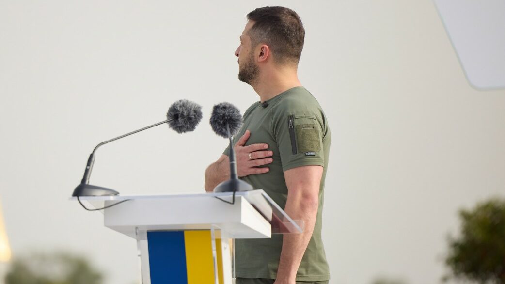 Volodímir Zelenski durante su discurso con motivo del día nacional de la bandera en Ucrania