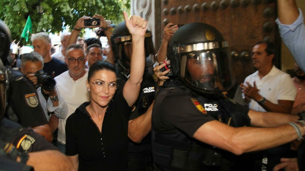 Un escrache contra Macarena Olona en la Universidad de Granada obliga a la Policía a intervenir