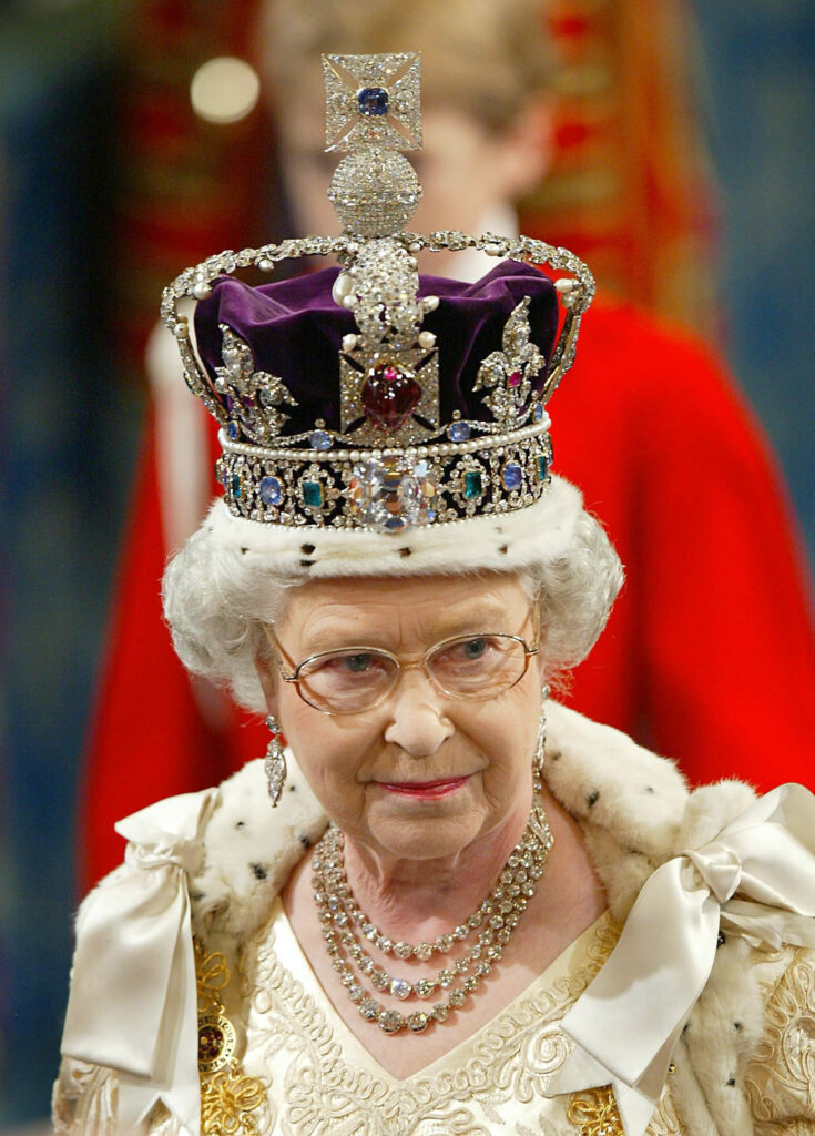 La Reina Isabel II de Gran Bretaña, con la Corona ImperiaL. EPA PHOTO WPA POOL/ADRIAN DENNIS