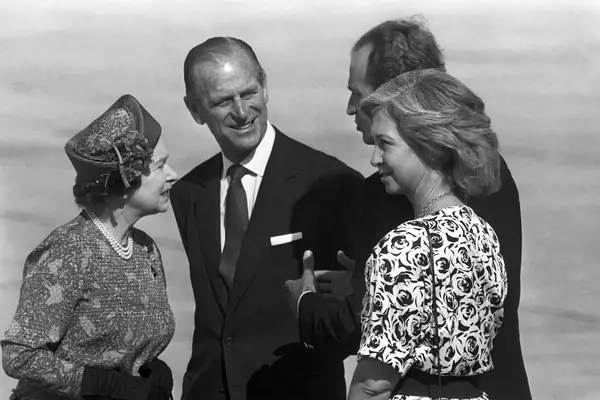 El duque de Edimburgo, la reina Isabel II y los reyes  Juan Carlos y Sofía en el aeropuerto de Son San Juan, al término de una visita de Estado en España