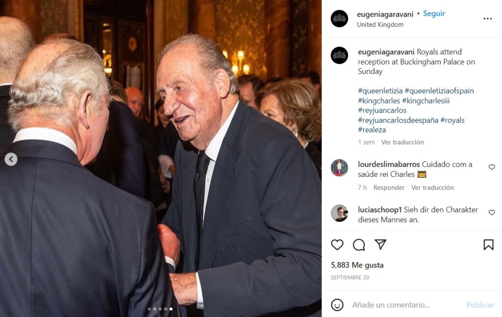 El rey Juan Carlos I saluda al rey Carlos III en al recepción ofrecida en Londres