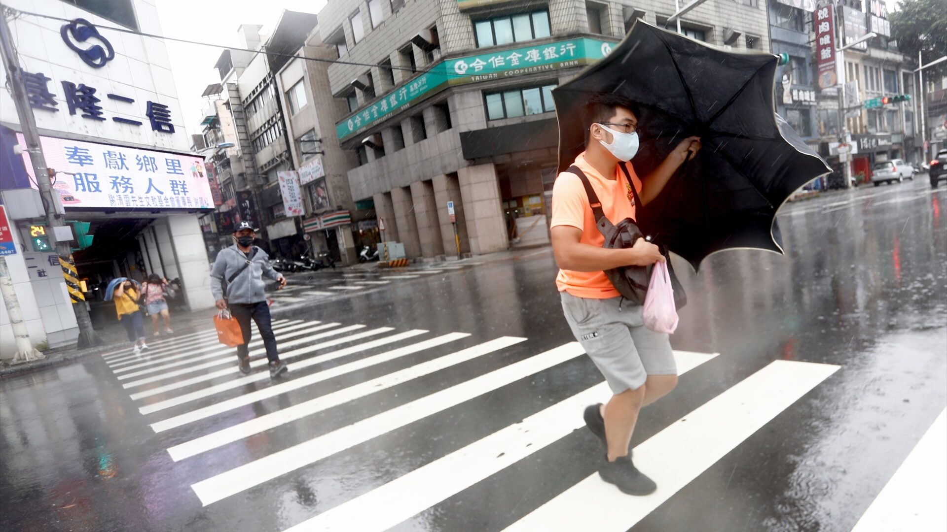 Las personas sostienen paraguas mientras cruzan un paso de peatones. (Foto de Archivo)/ Europa Press