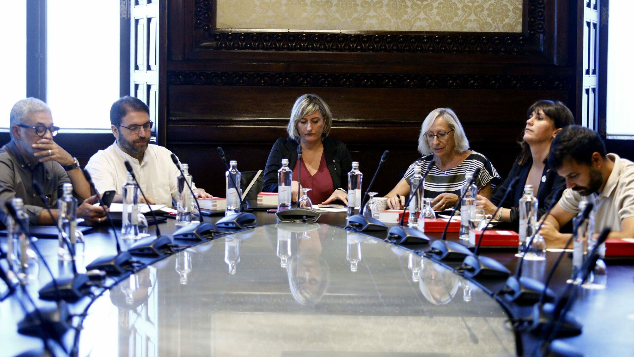 La Mesa del Parlament aborda la reconsideración de la suspensión de Borràs