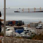 El buque granelero OS 35 permanece semihundido junto al Estrecho de Gibraltar