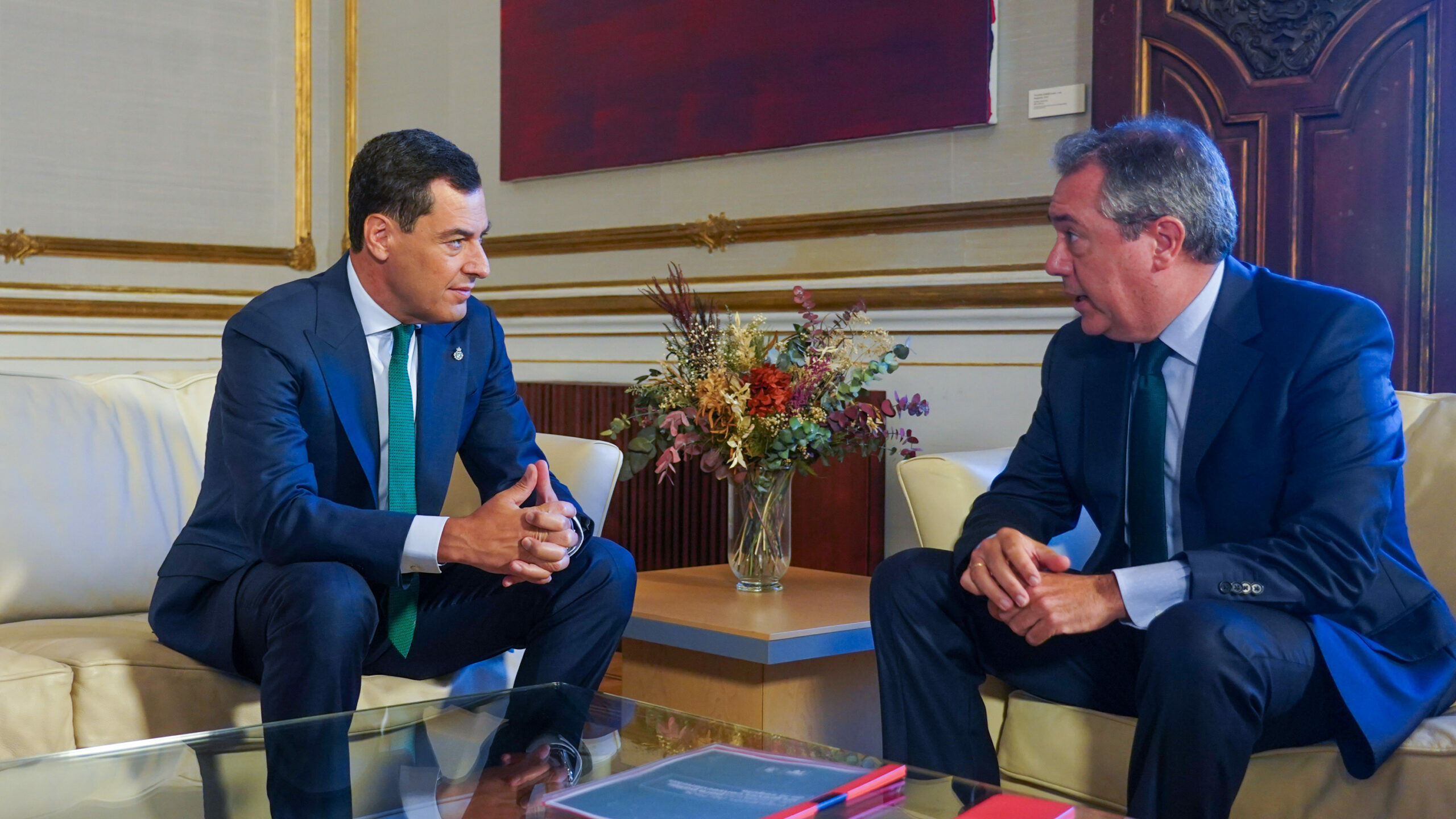 El presidente de la Junta de Andalucía, Juanma Moreno, este jueves durante su reunión con el líder del PSOE andaluz, Juan Espadas, en el palacio de San Telmo. Foto/ Europa Press