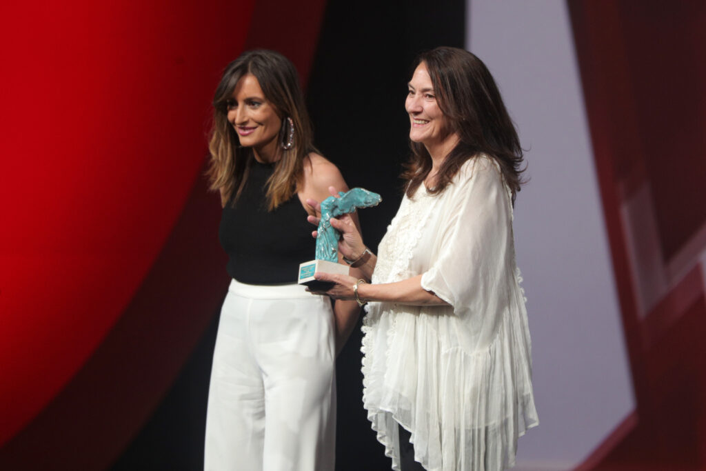 Fina Brunet recoge un premio en la celebración de la XVI edición del Premio Periodístico de Seguridad Vial en 2019