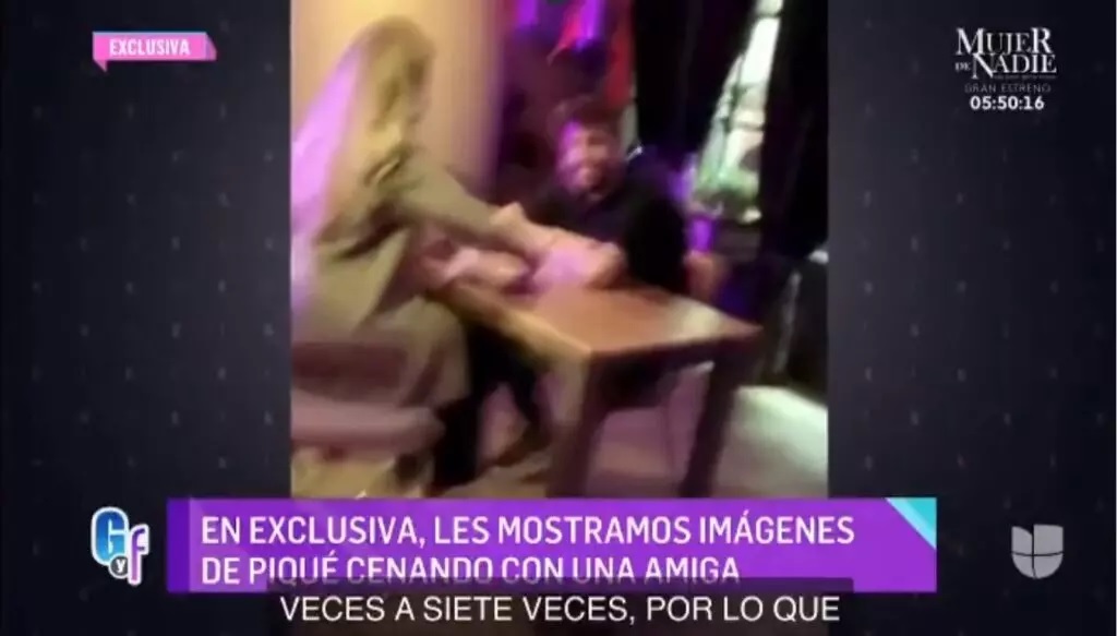 Gerard Piqué y su novia, fueron fotografiados de la mano en un restaurante en febrero