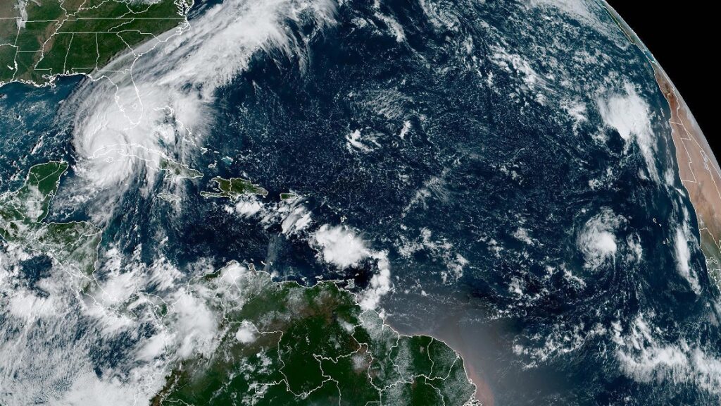 El huracán 'Ian' toca tierra en Florida tras pasar por Cuba