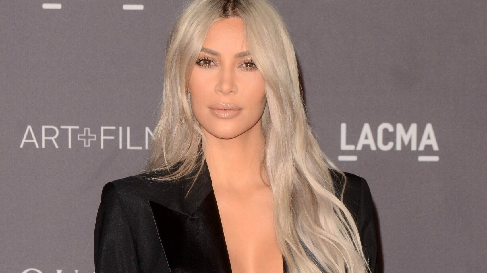 La ‘influencer’ Kim Kardashian y su excuñado, Scott Disick se enfrentan a una demanda multimillonaria. A los dos se le acusa de haber promocionado un sorteo fraudulento