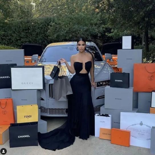 Kim Kardashian promociona el sorteo de marcas de lujo