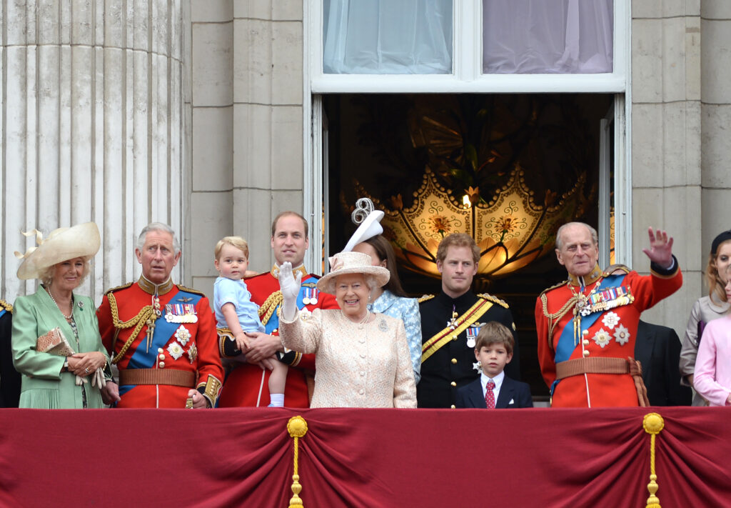 La reina Isabel II con sus hijos y nietos