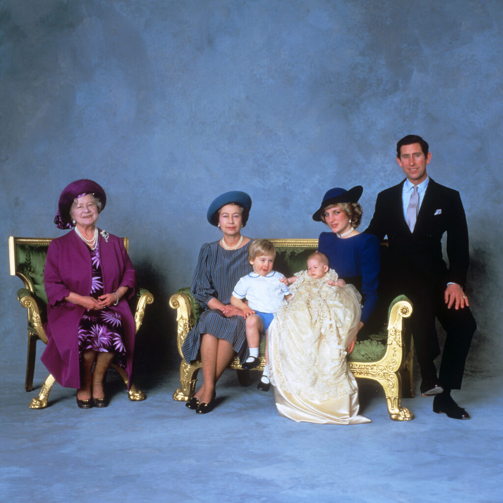 La reina Isabel II, su hijo Carlos, Diana de Gales y sus dos hijos, en 1984