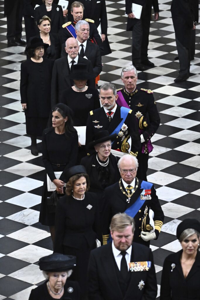 La reina Margarita de Dinamarca estuvo muy cerca de los reyes de España en el funeral.