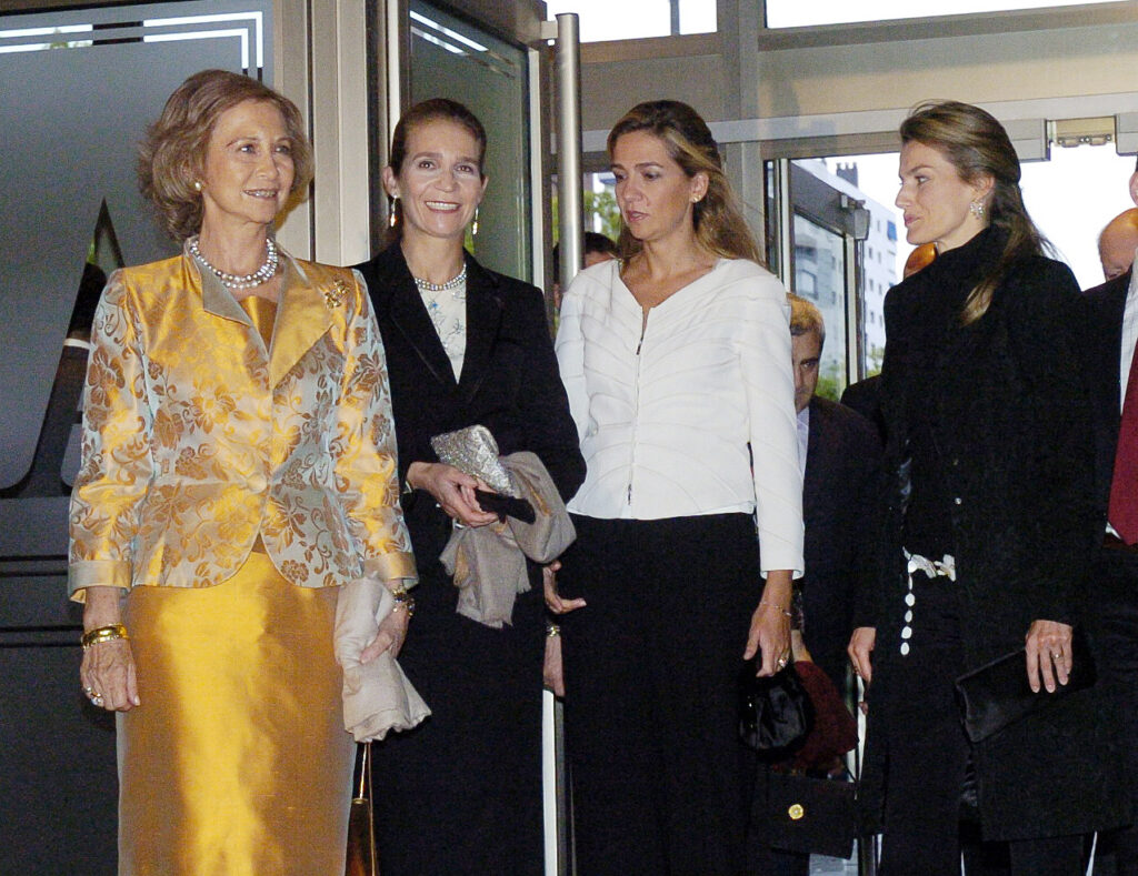 Letizia Ortiz, con la reina Sofía y las infantas Elena y Cristina en 2006
