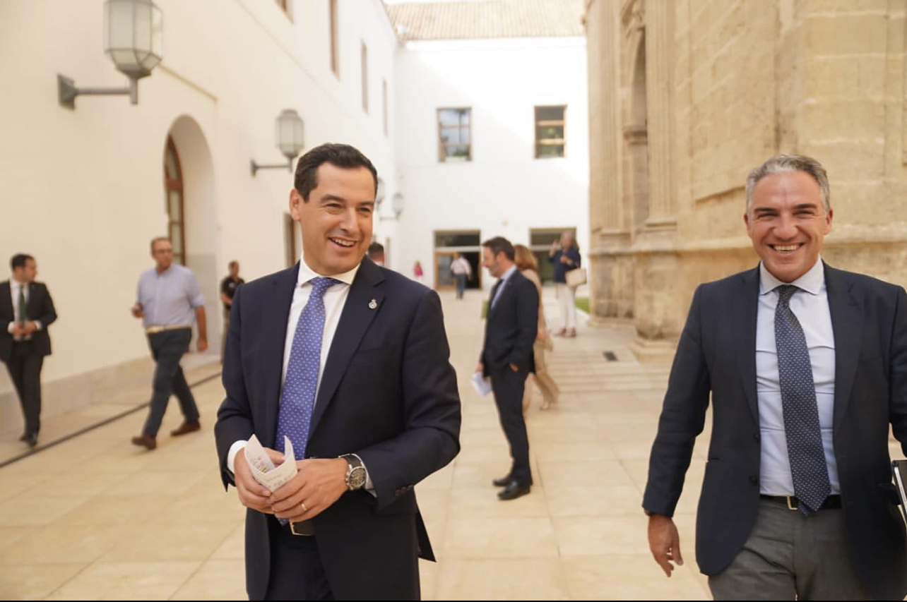 El presidente de la Junta de Andalucía, Juanma Moreno, junto al coordinador general del PP, Elías Bendodo, este jueves en el Parlamento andaluz.