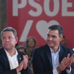 El presidente de Castilla-La Mancha, Emiliano García-Page (i), y el secretario general del PSOE, el pasado jueves en Toledo.