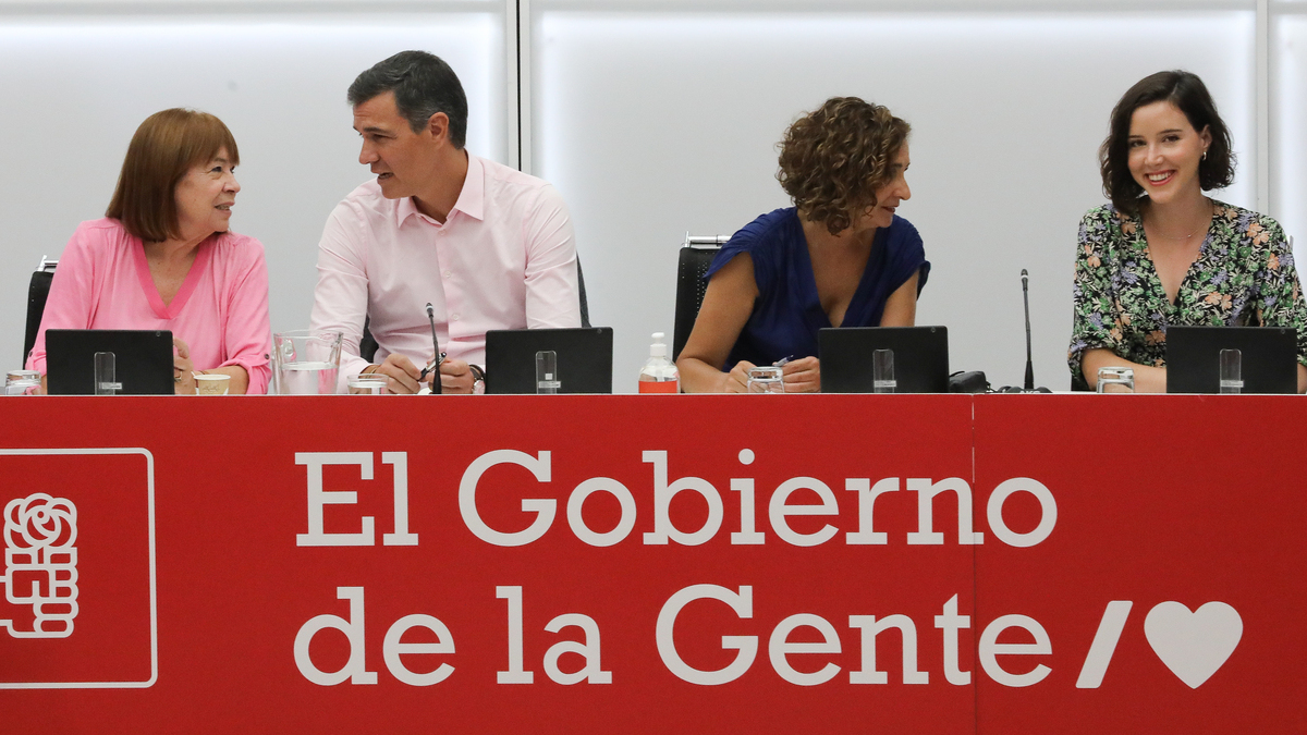 Alarma en el PSOE: los barones bajan el IRPF y Lobato esconde las siglas en Madrid
