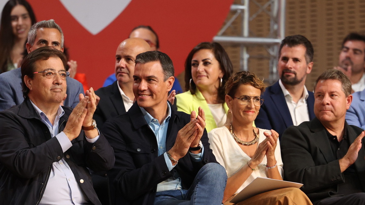 El presidente del Gobierno, Pedro Sánchez (2d), en el Consejo Político Federal del PSOE, el pasado sábado en Zaragoza.