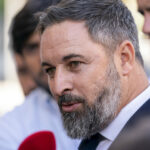 El líder de Vox, Santiago Abascal, eleva el tono contra la bipartidismo ante la 'oferta' de Feijóo a Sánchez en el Senado