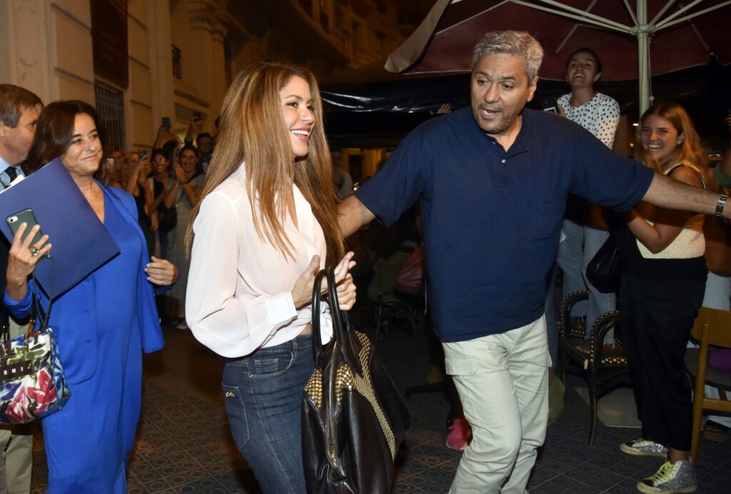 Shakira sale de la reunión con Piqué junto a su hermano Tonino