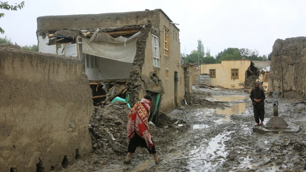 Más de 1.500 muertos en Afganistán por las inundaciones y los terremotos
