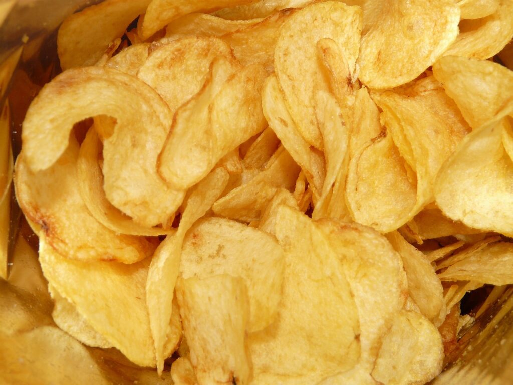 Adiós a las patatas sabor a jamón y a la salsa barbacoa: la UE prohíbe estos 'snacks' y alimentos a partir de esta fecha