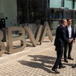 Sánchez escenifica un acercamiento a la banca con su visita a BBVA ante la presión de Bruselas