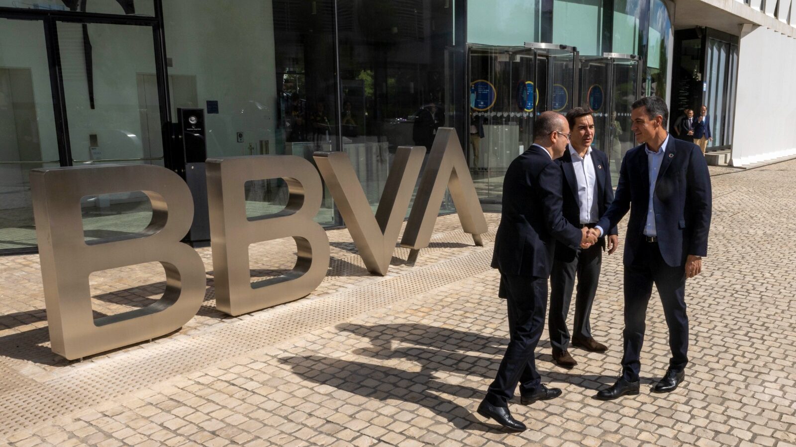 Sánchez escenifica un acercamiento a la banca con su visita a BBVA ante la presión de Bruselas
