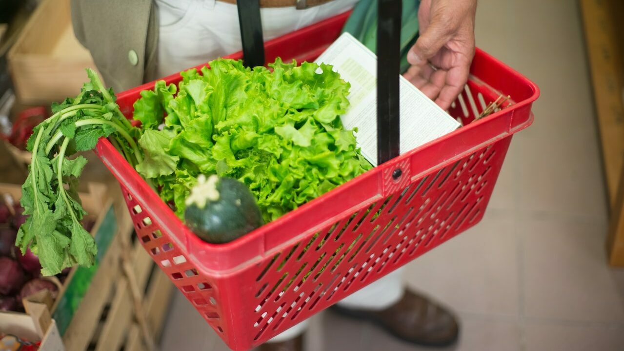 Cesta de la compra La subida de los alimentos frescos golpea a los súper: venden 180 millones de cestas de la compra menos