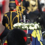 Cortejo fúnebre con los restos de Isabel II desde el palacio de Buckingham, en Londres. EFE/NEIL HALL