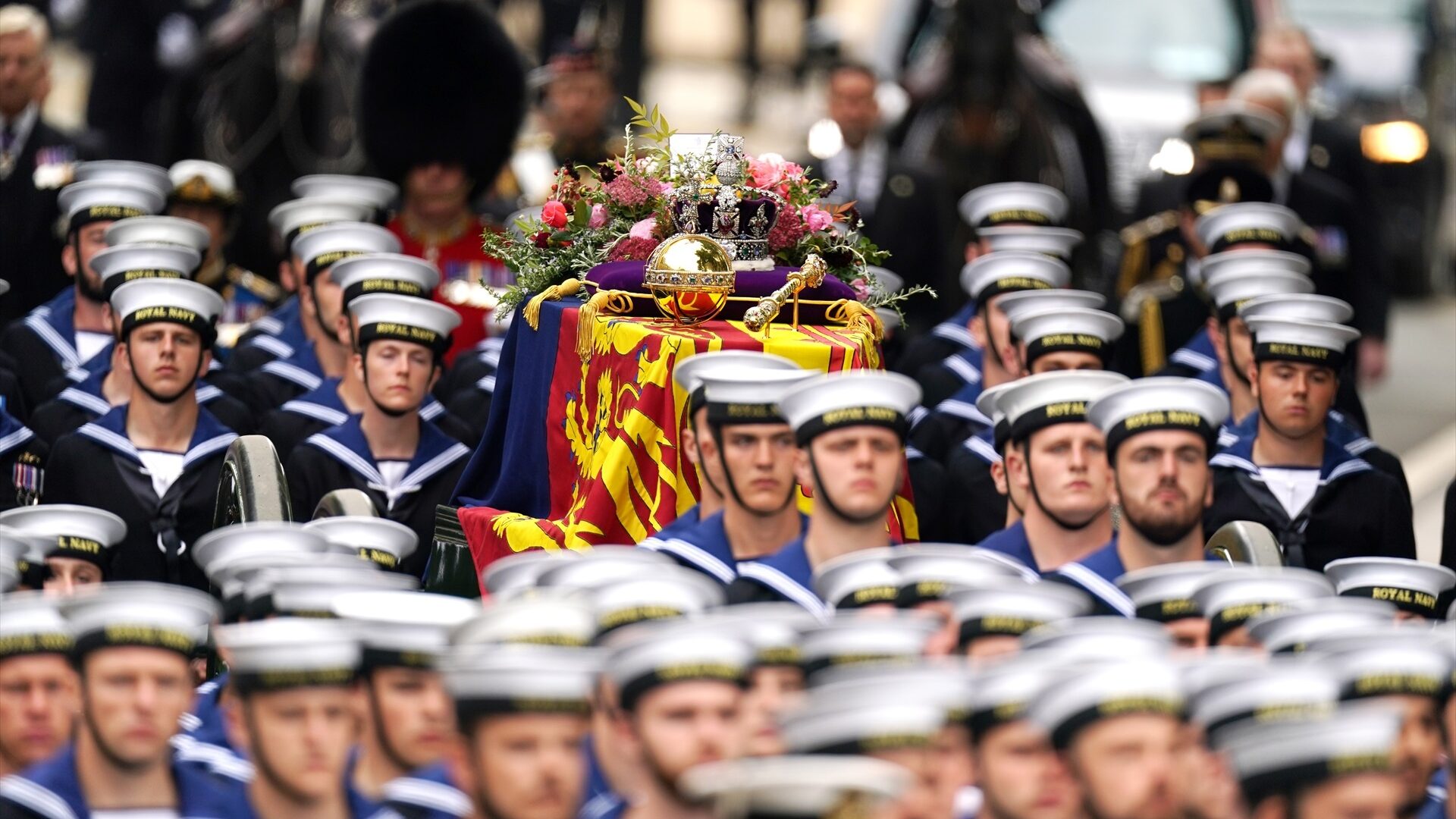 El funeral de la reina Isabel II, en directo: Albares sale al paso de la polémica con el Emérito y afirma que "Felipe VI es quien representa a España"